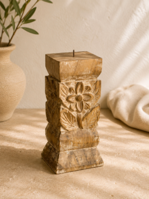 Bougeoir indien sculpté en bois à motif floral dans une décoration bohème minimaliste aux tons naturels.