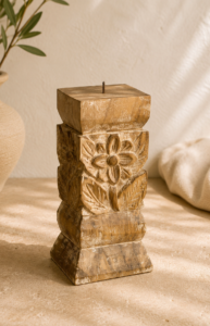 Bougeoir indien sculpté en bois à motif floral dans une décoration bohème minimaliste aux tons naturels.