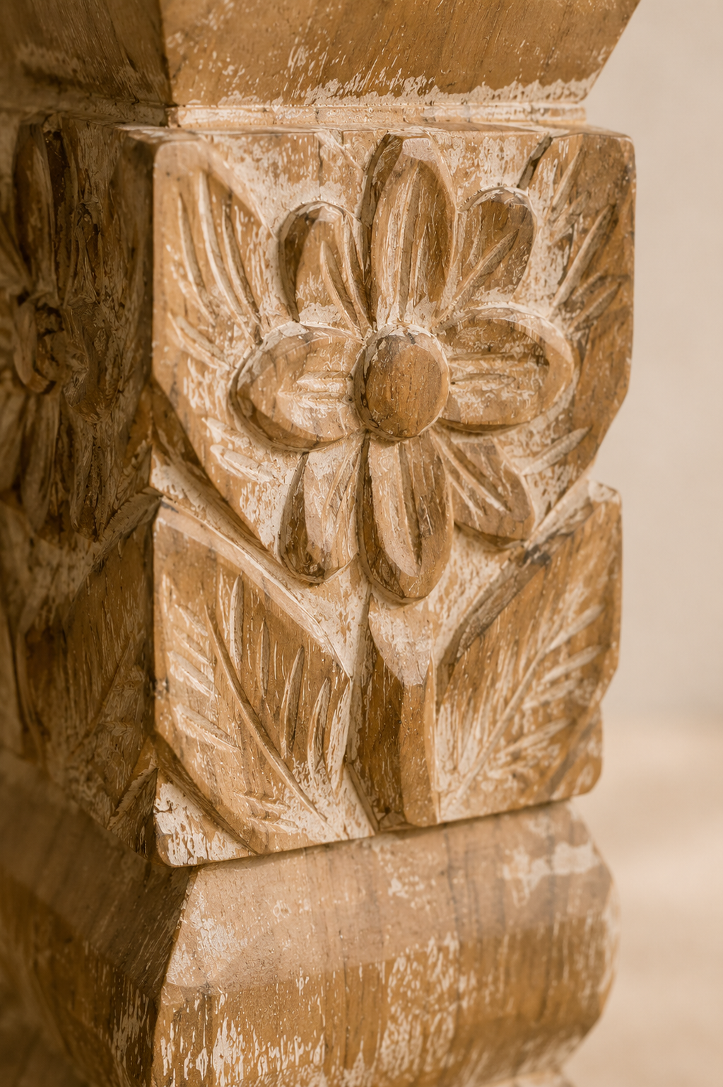 Gros plan sur le motif floral sculpté à la main du bougeoir indien en bois.