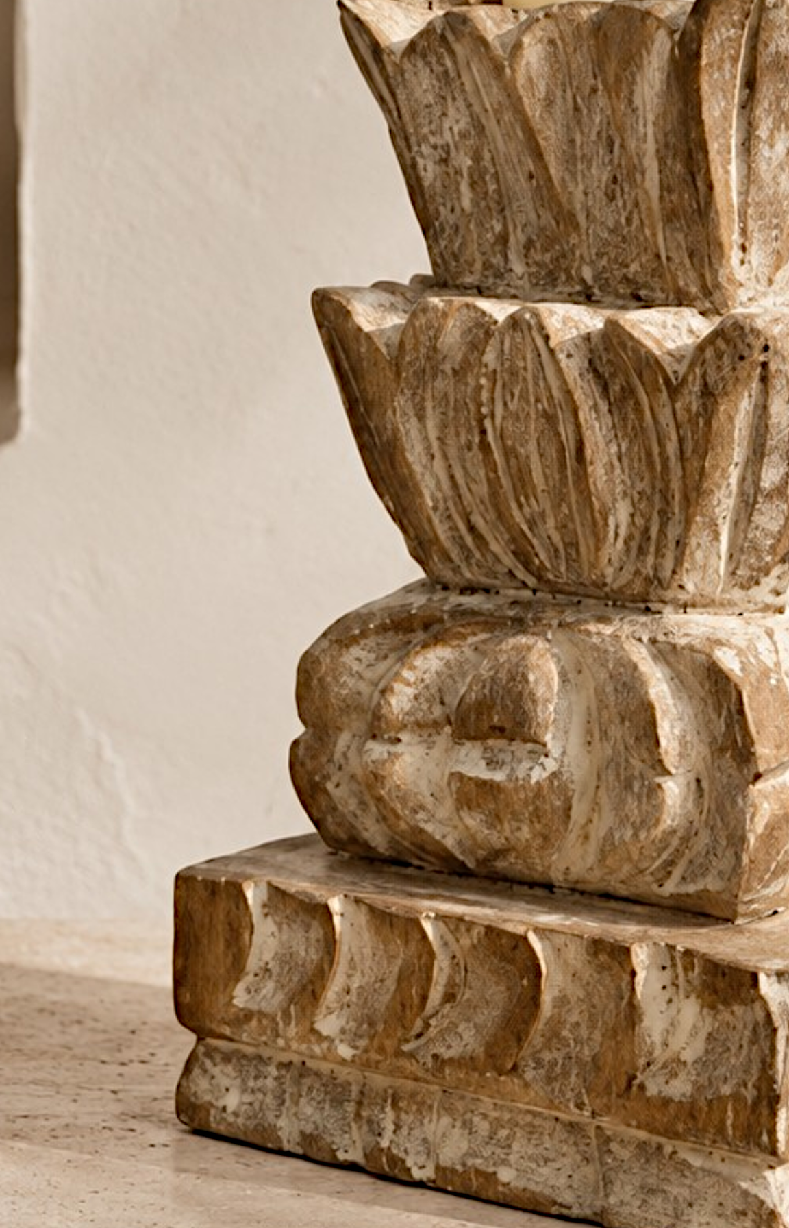 Gros plan sur les reliefs sculptés à la main du bougeoir en bois d'inspiration bohème.