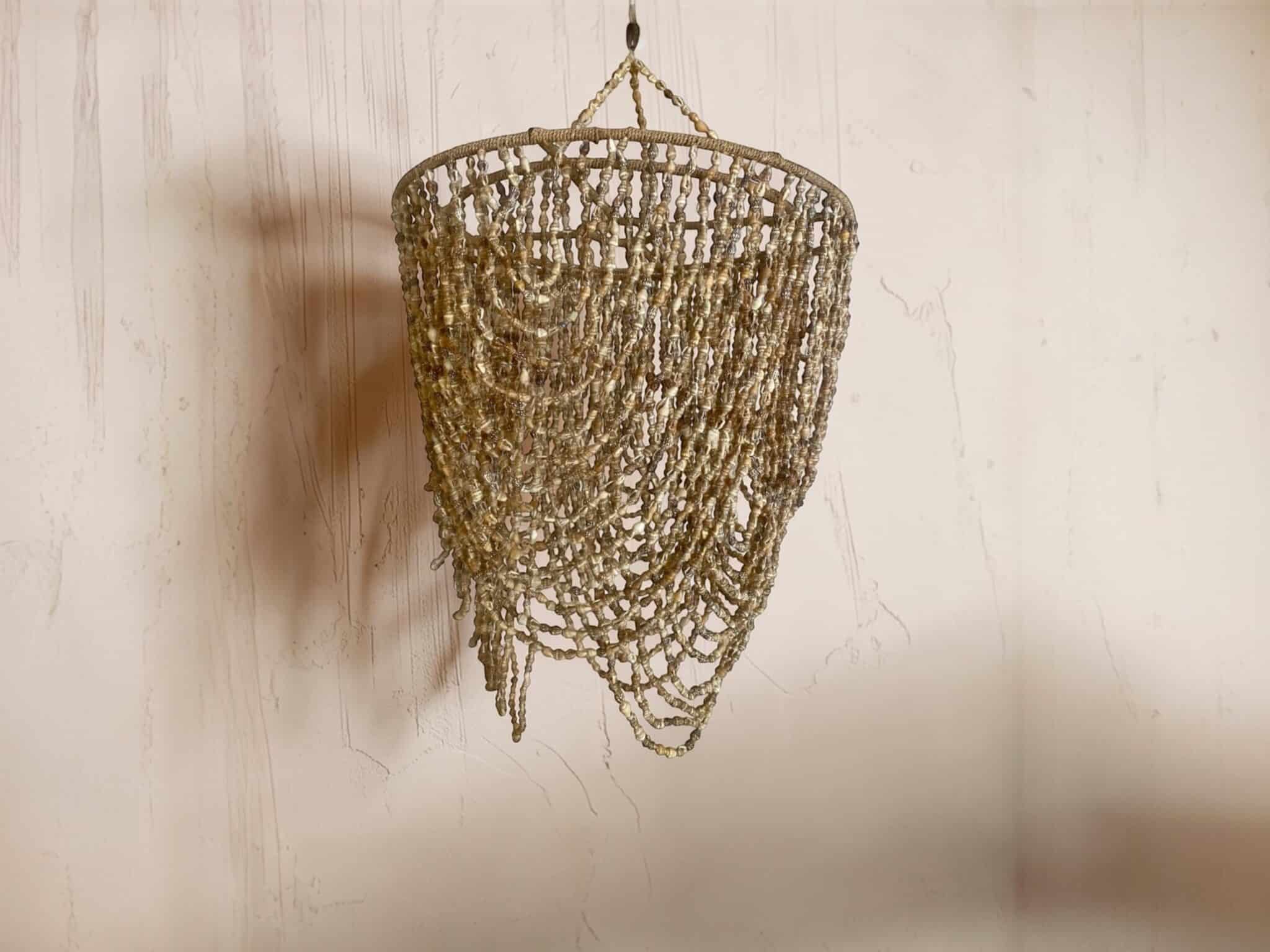 Lustre en coquillages bruns – Image 3