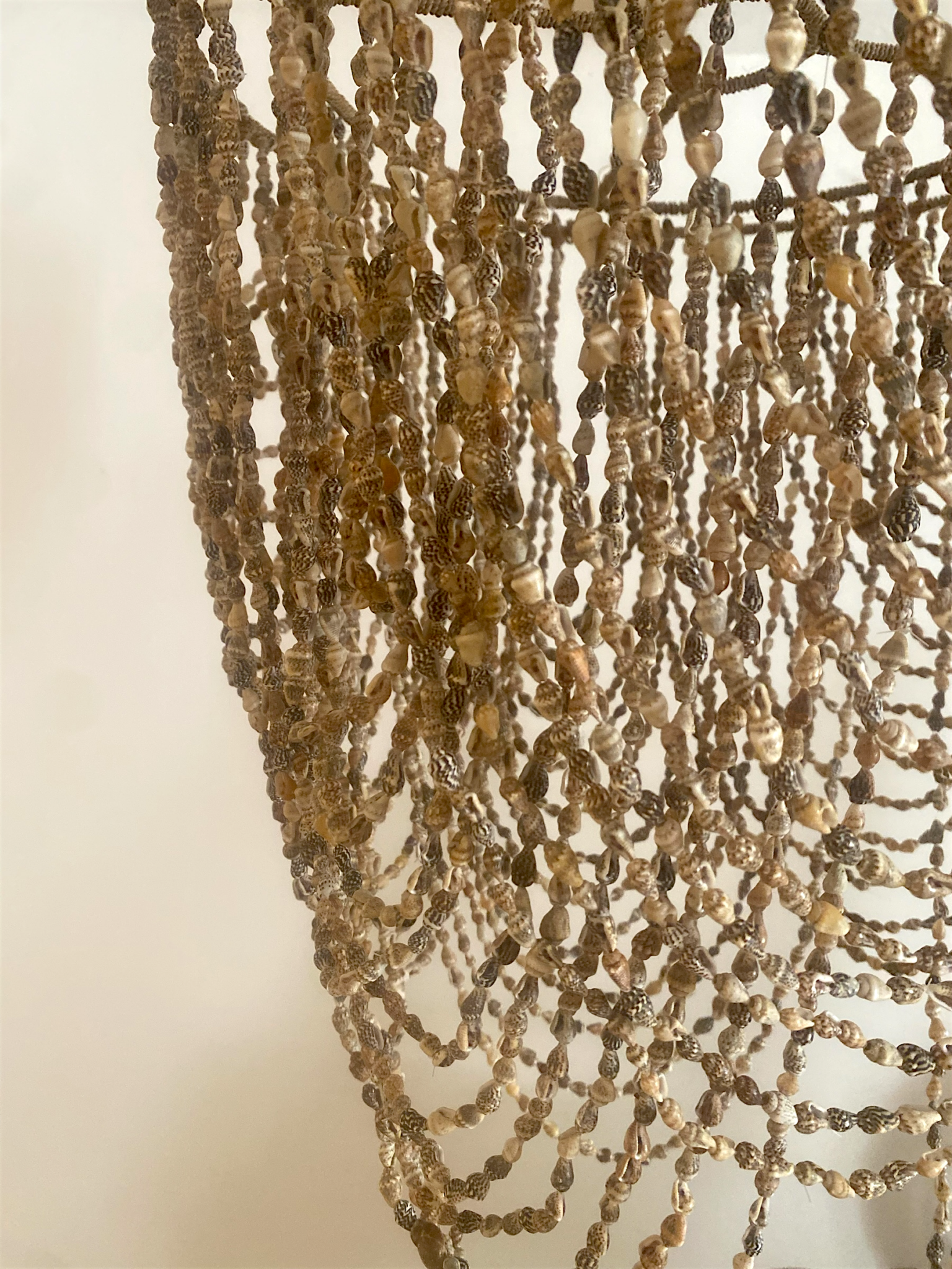 Lustre en coquillages bruns – Image 2