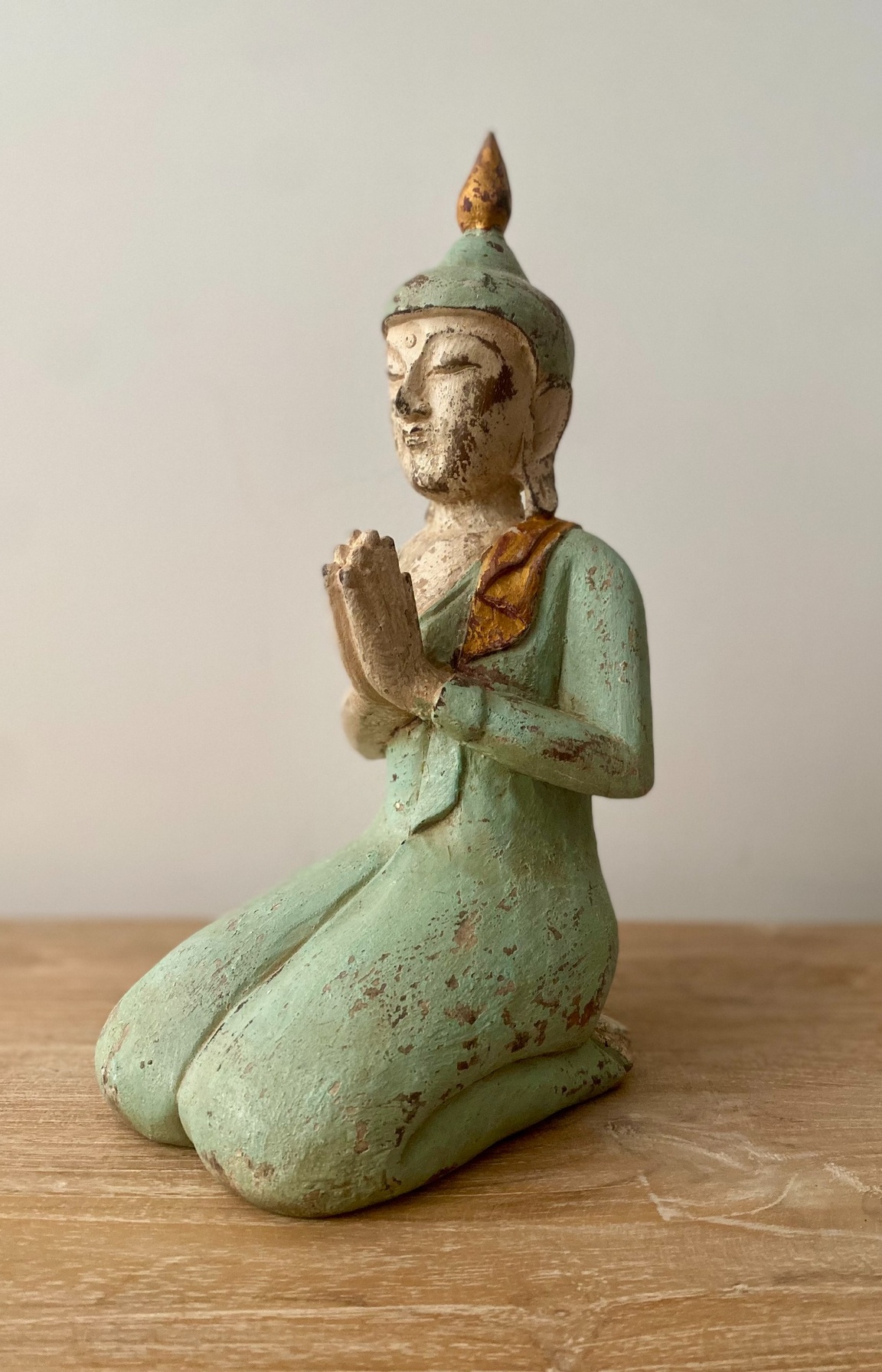 Bouddha coloré en bois 30 cm