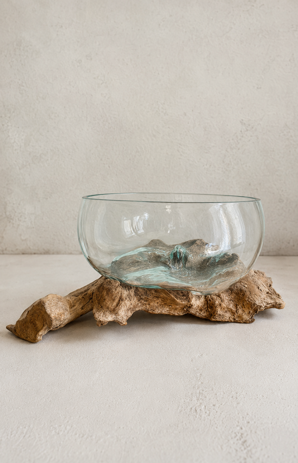 Plat en verre soufflé sur racine de teck naturel en décoration bohème