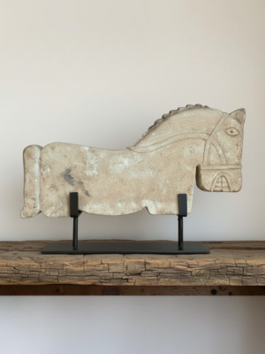 statue cheval ancien pierre