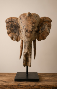 grand masque d'éléphant en bois sur pied