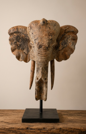 grand masque d'éléphant en bois sur pied
