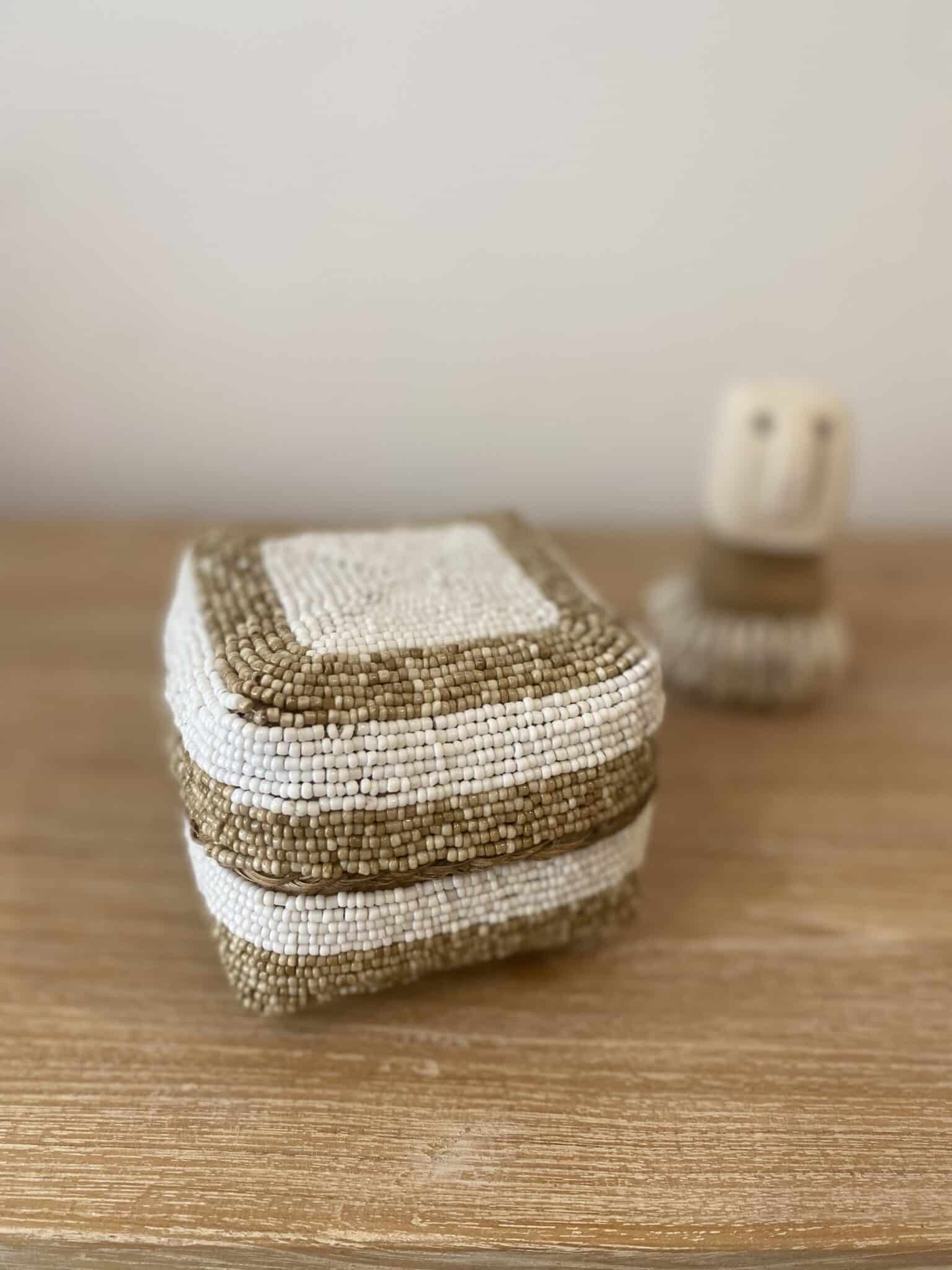Boîte carrée beige & blanche – Image 4
