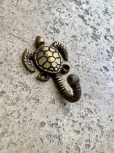 crochet doré tortue