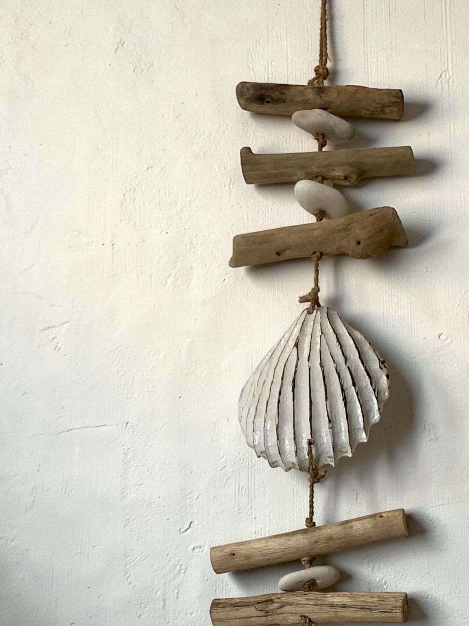 suspension coquillages bois