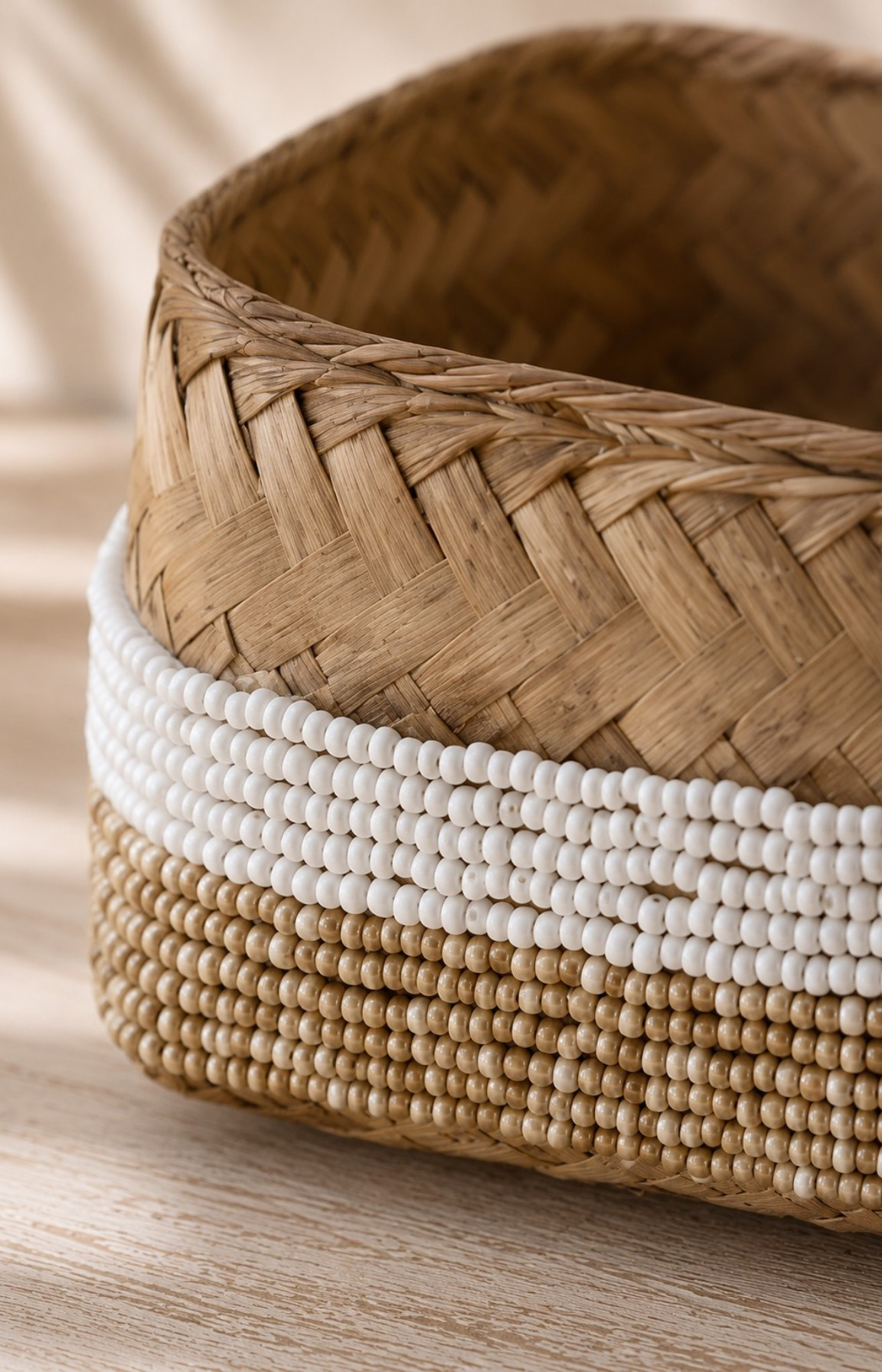 Détail boîte artisanale en bambou et perles blanches et beiges