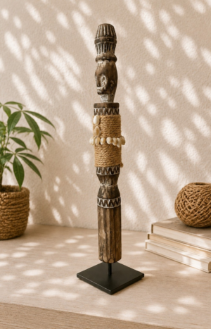 Statuette ethnique en bois avec corde naturelle et coquillages sur support noir