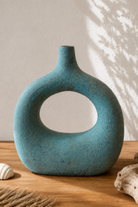 Vase décoratif turquoise rond en terre cuite patinée style bohème sur console en bois