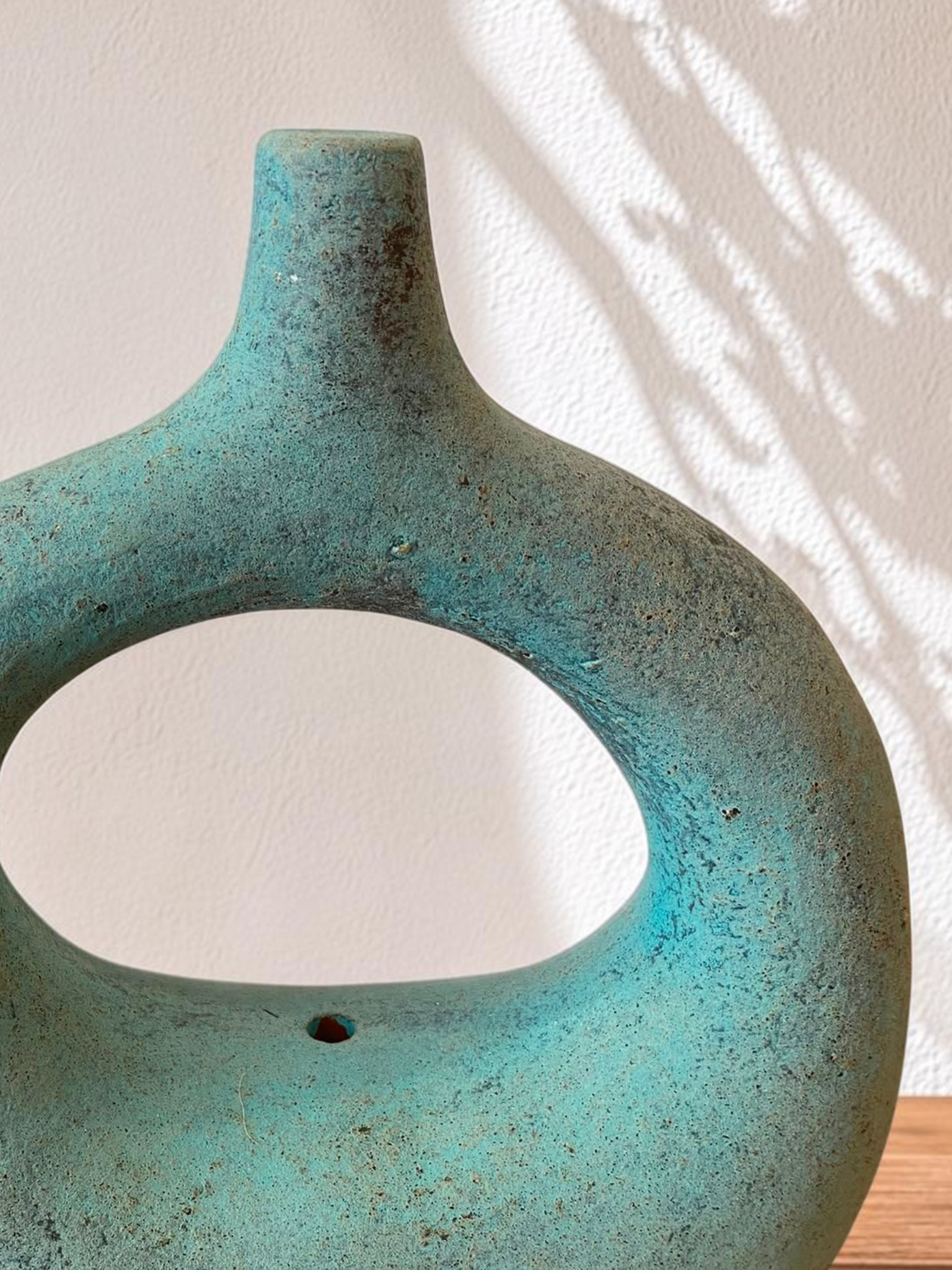 Détail de la matière artisanale du vase décoratif turquoise rond en terre cuite
