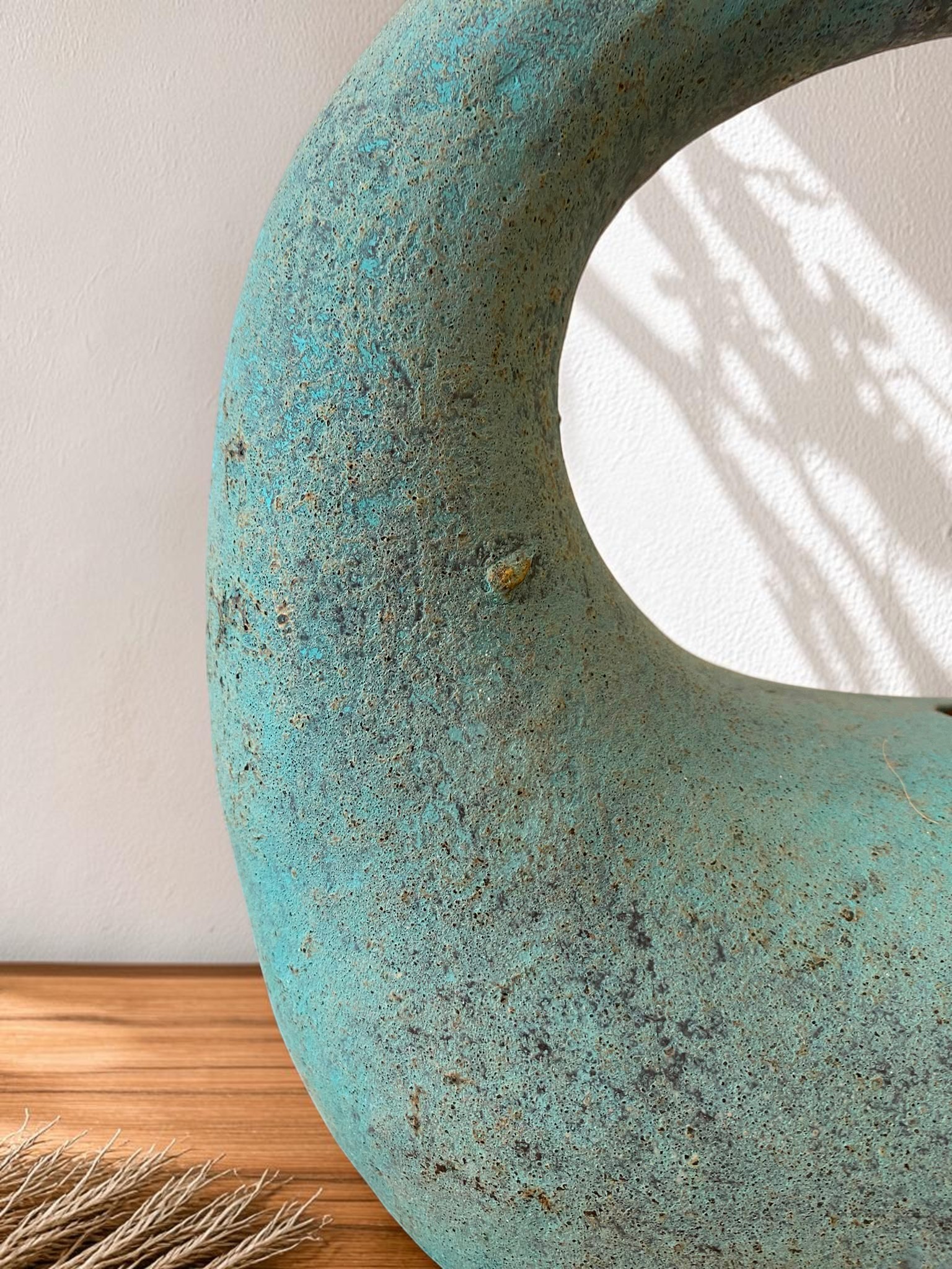 Zoom sur la texture patinée du vase décoratif rond turquoise en terre cuite