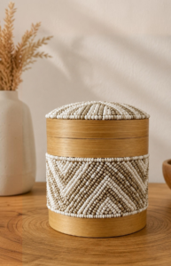 Boîte décorative cylindrique en bambou avec perles de verre blanc cassé et taupe – vue de face.