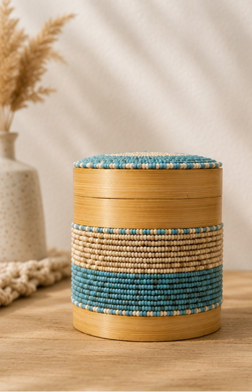 Boîte décorative cylindrique en bambou naturel avec perles de verre bleu turquoise et beige – décoration bohème
