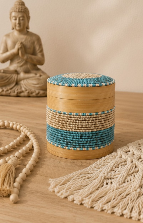 Boîte en bambou et perles bleu turquoise ouverte, idéale pour ranger bijoux et petits objets décoratifs.