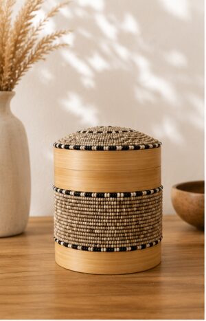 Boîte décorative en bambou avec perles de verre noir et beige, style bohème
