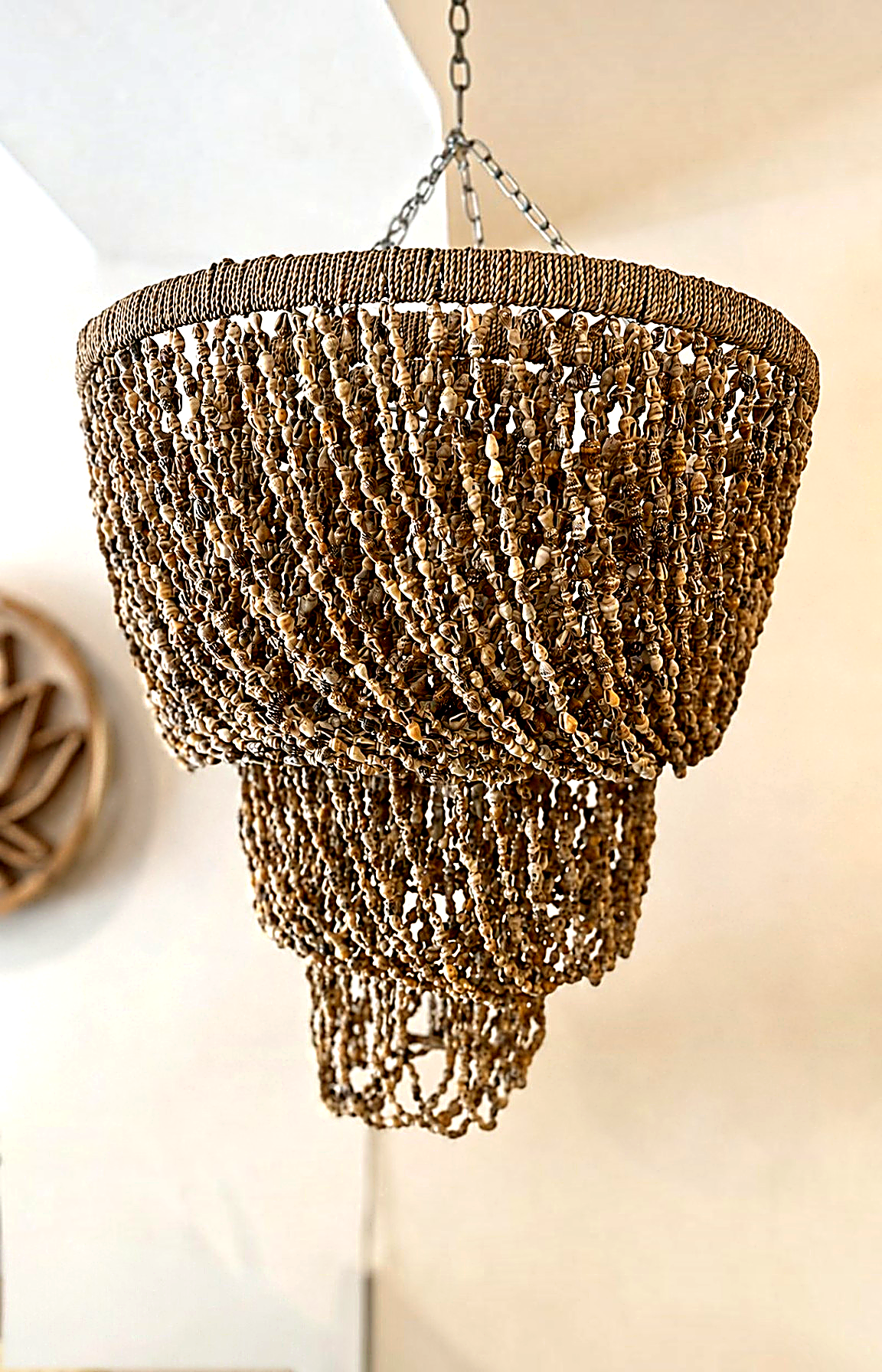 Lustre 3 étages en coquillages naturels bruns Ø40 cm – Image 3