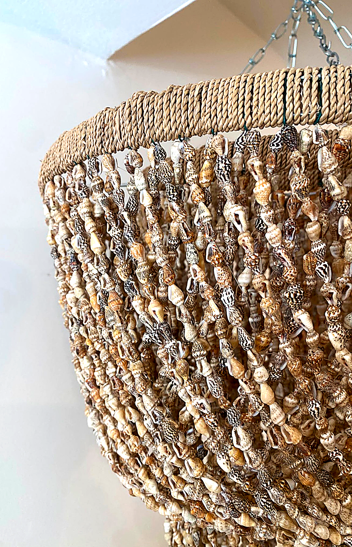 Lustre 3 étages en coquillages naturels bruns Ø40 cm – Image 2