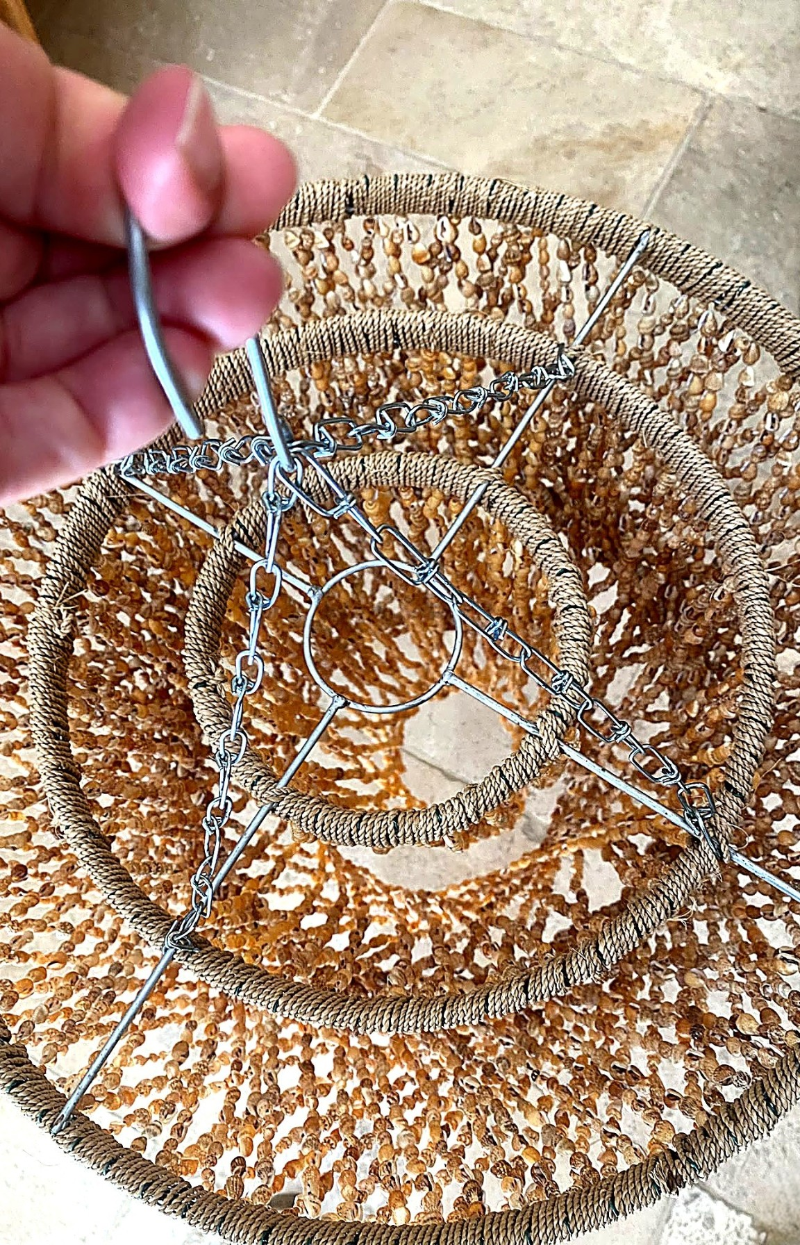 Lustre 3 étages en coquillages naturels bruns Ø40 cm – Image 4