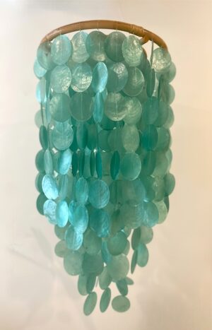 Lustre en nacre vert lagon suspendu sur structure en rotin naturel
