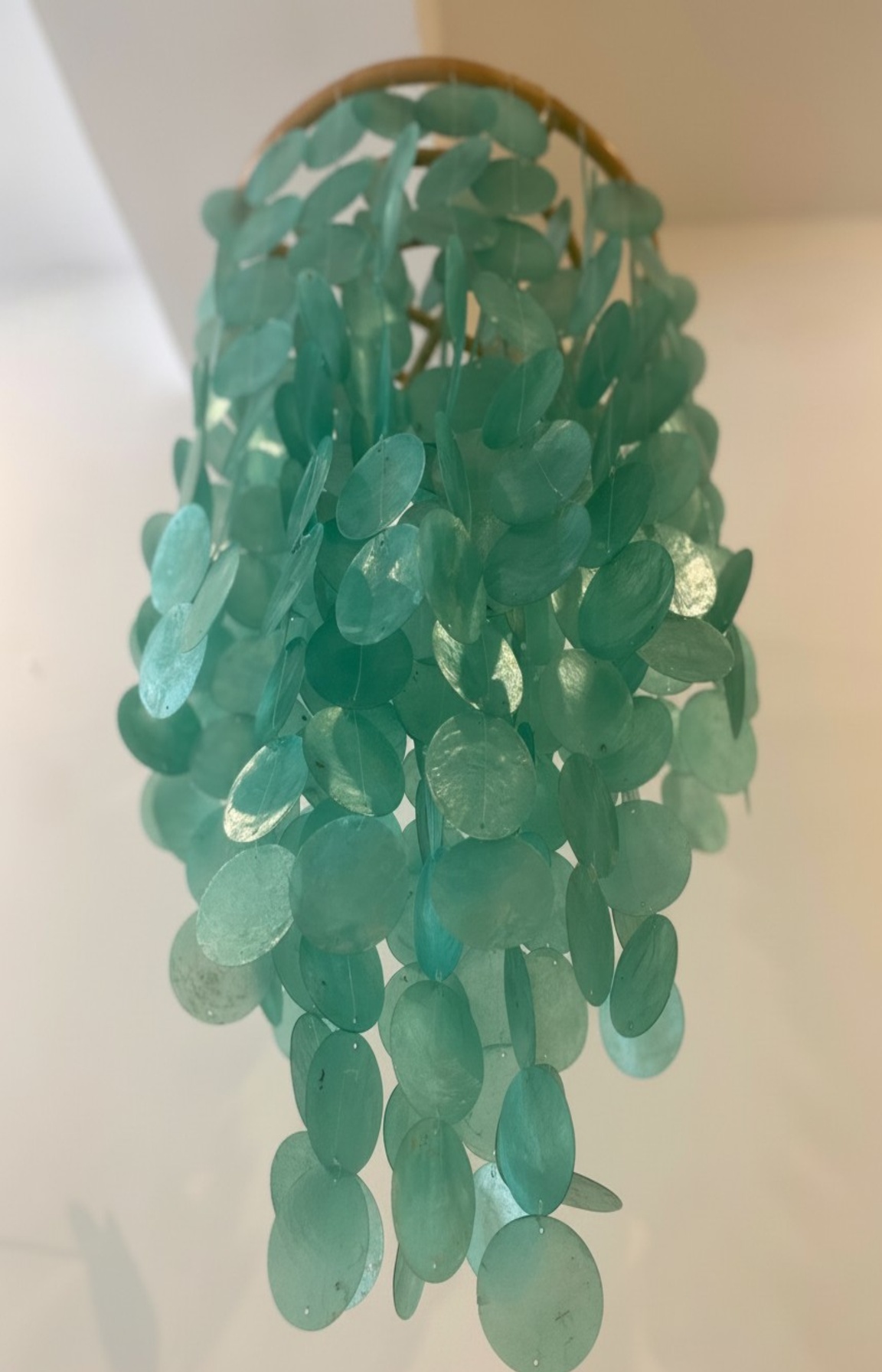 Vue inférieure du lustre en nacre vert lagon avec cascade de pastilles nacrées