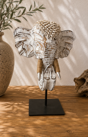 statue éléphant bois blanc, éléphant en bois sculpté, décoration bohème, décoration ethnique, coquillages naturels, sculpture artisanale, décoration exotique, objet décoratif, décoration bord de mer, éléphant décoratif, décoration naturelle, socle acier noir