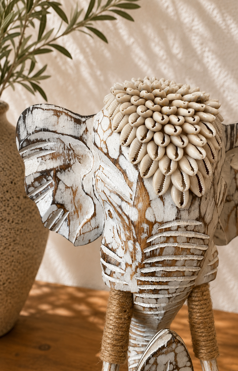 Détail coquillages naturels sur statue éléphant en bois blanc sculpté artisanale