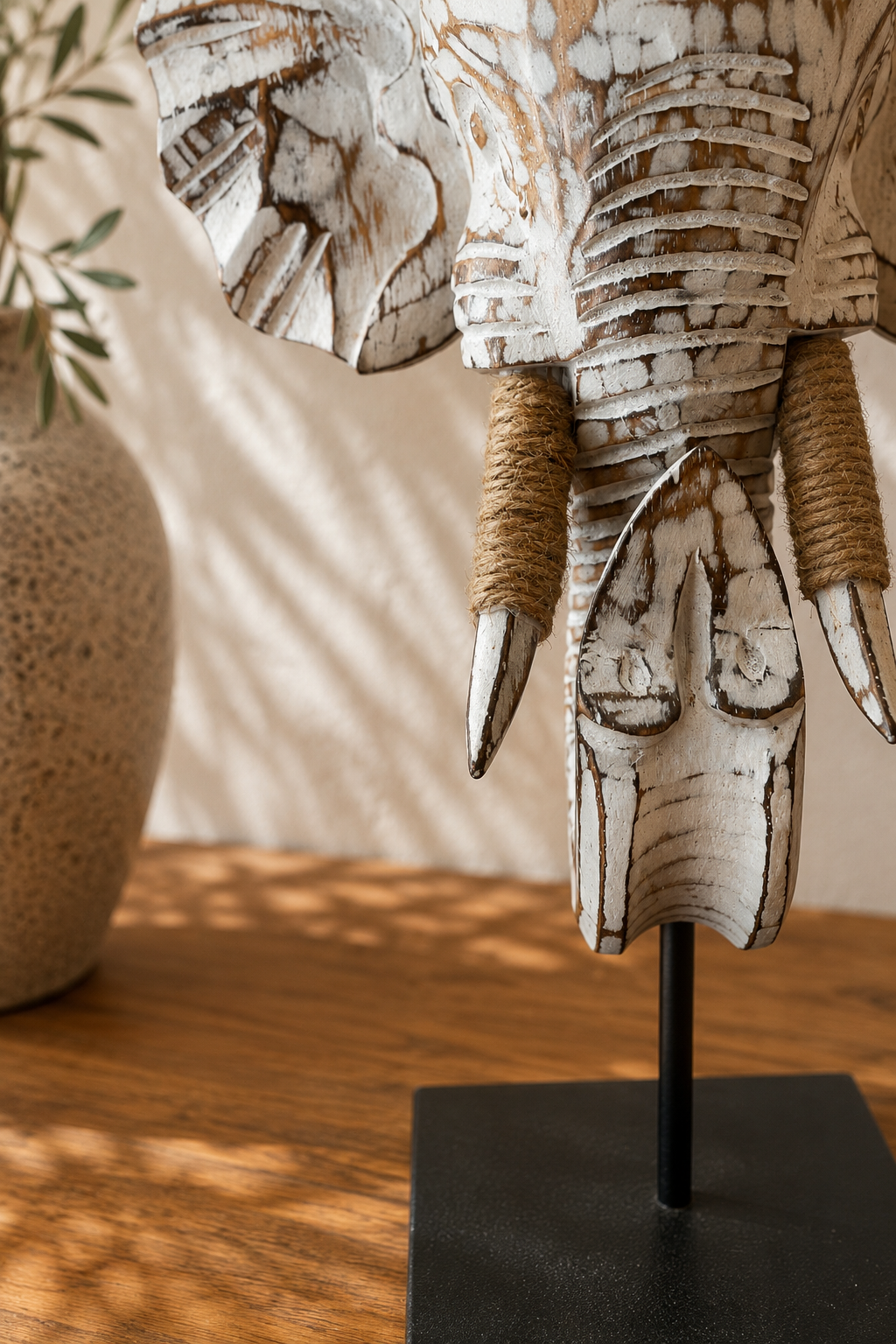 Détail sculpture éléphant en bois blanc avec défenses décoratives et finition artisanale