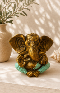 Statue Ganesh en résine turquoise et dorée dans une décoration bohème lumineuse