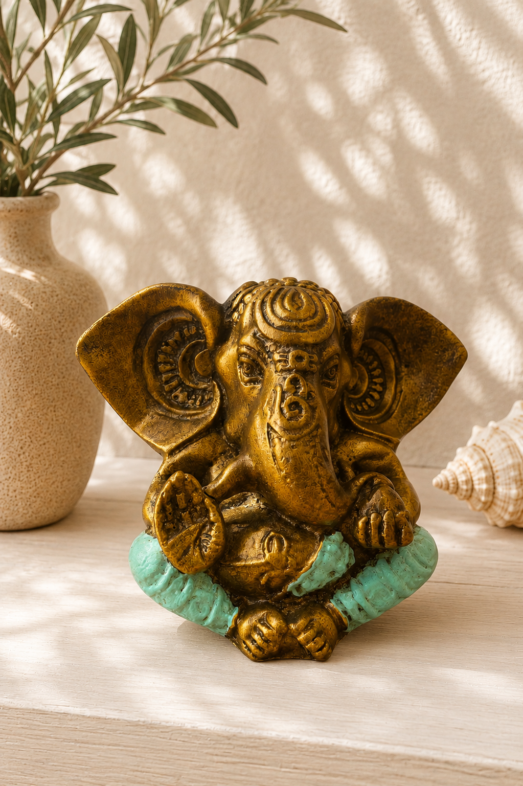Statue Ganesh en résine turquoise et dorée dans une décoration bohème lumineuse