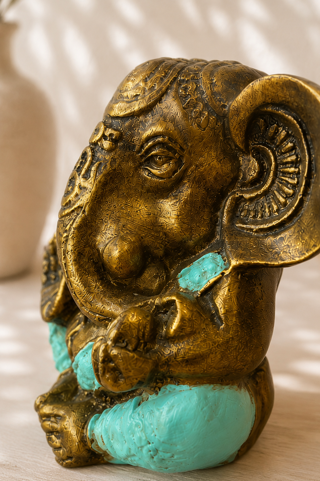 Statue Ganesh en résine finition dorée – Image 2