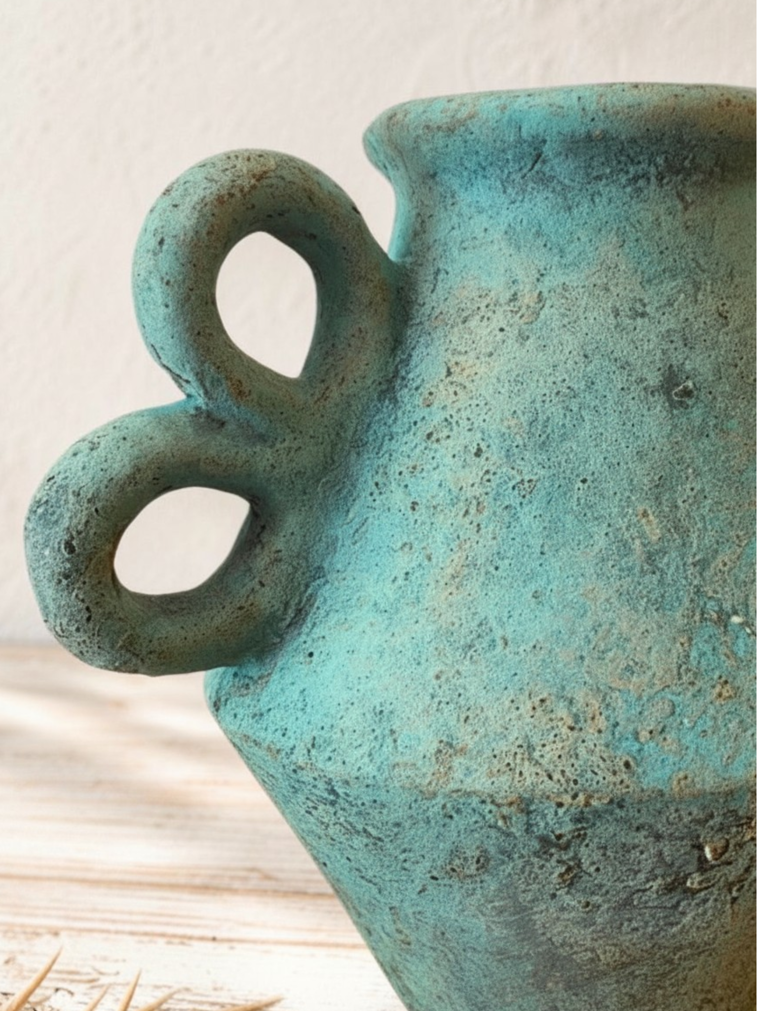Vase décoratif turquoise à anses – Image 3