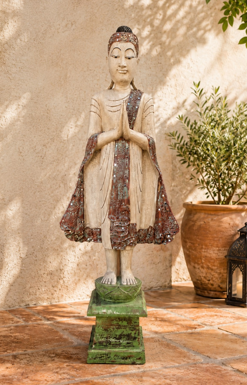 Grand Bouddha thaïlandais en bois patiné, pièce unique, présenté sous un patio méditerranéen