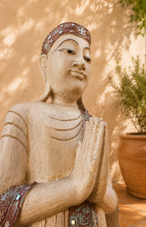 Bouddha thaïlandais en bois patiné crème H 147 cm