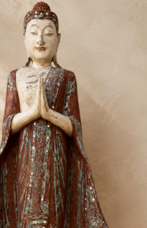Grand Bouddha thaïlandais en bois patiné bordeaux et turquoise, pièce unique, présenté dans une ambiance méditerranéenne