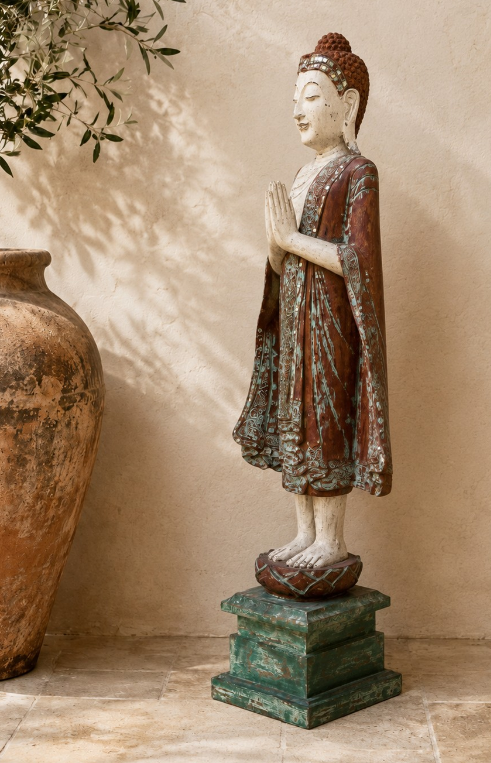 Statue de Bouddha thaïlandais en bois, vue de trois-quarts, patine bordeaux et turquoise