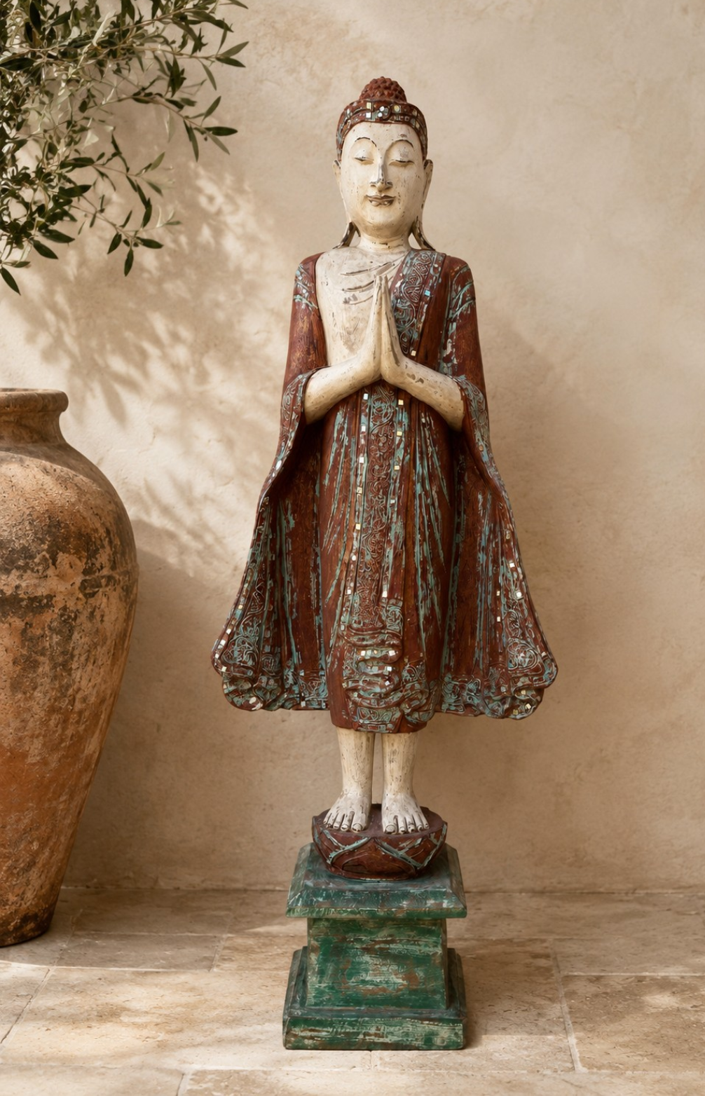 Bouddha thaïlandais en bois patiné bordeaux et turquoise, pièce unique, présenté dans une ambiance méditerranéenne