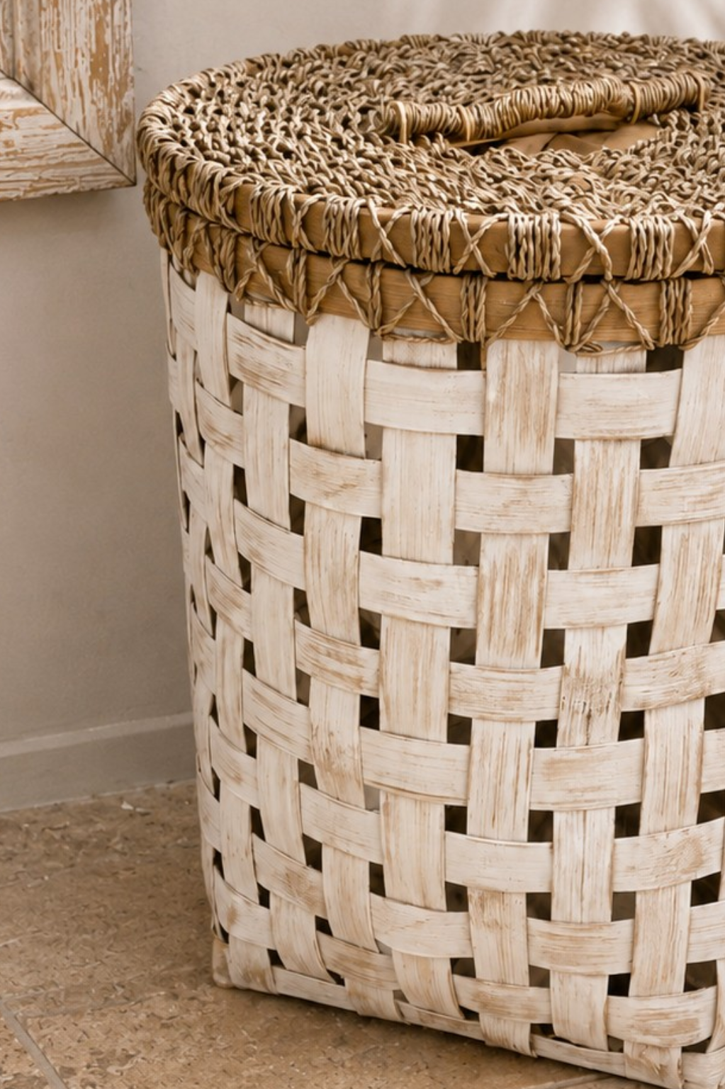 Panier à linge en bambou blanchi avec tressage ajouré et finition corde naturelle