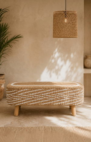 Banquette en fibre végétale tressée avec piètement en teck dans une chambre bohème