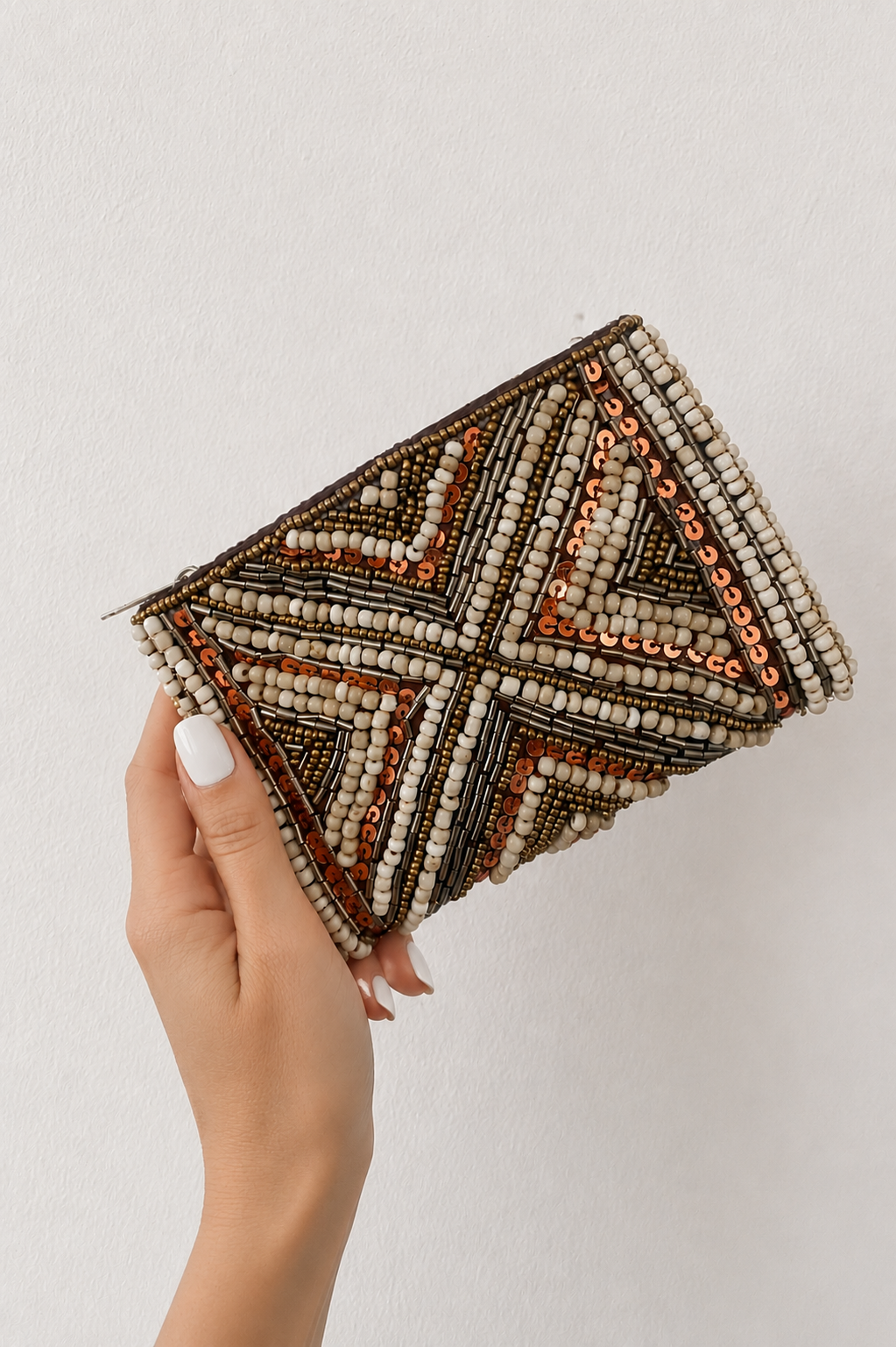 Porte-monnaie à perles et sequins tenu à la main