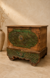 Coffre ancien en bois sculpté, vue de trois-quarts avec motifs verts patinés