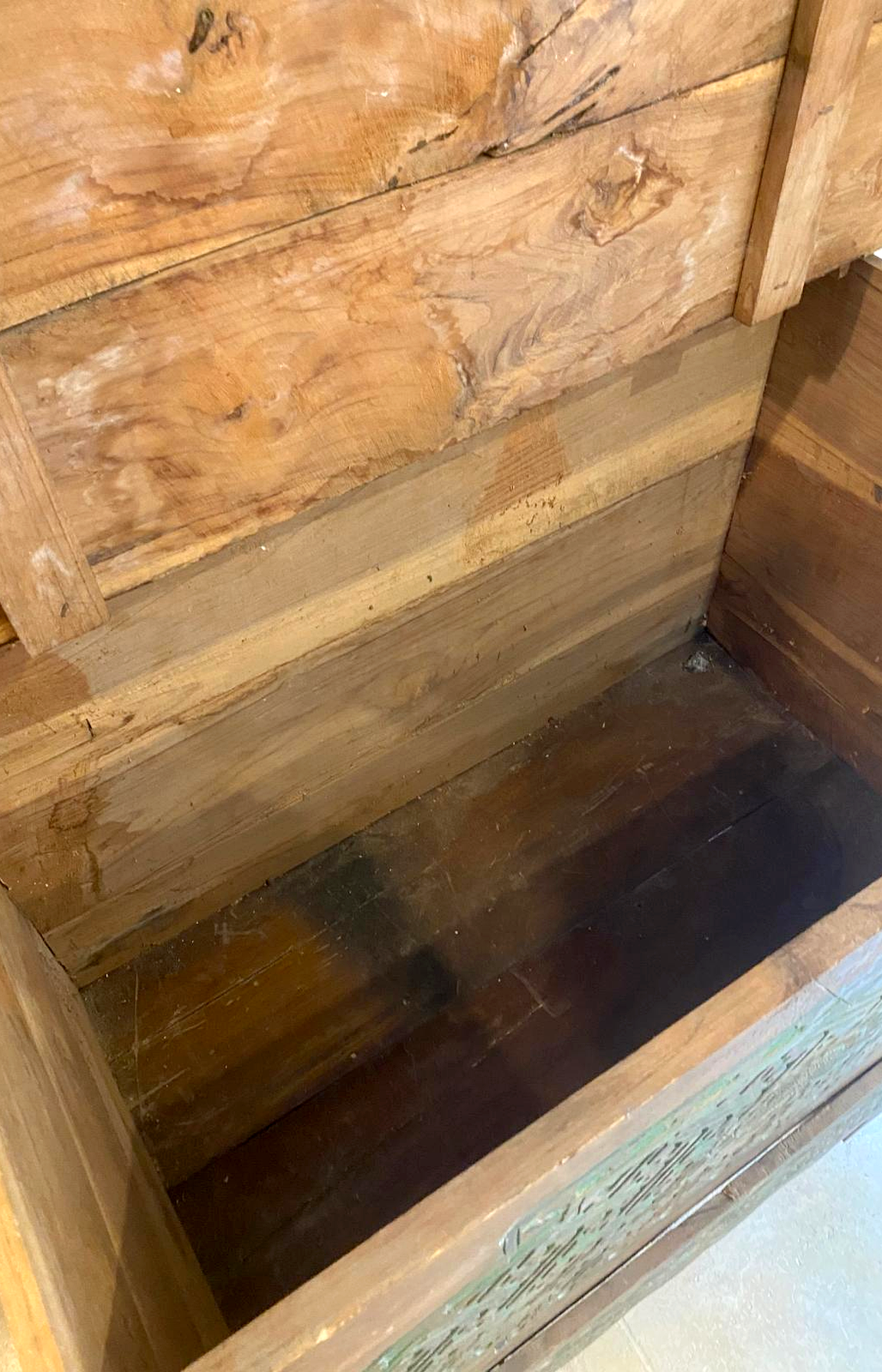 Intérieur d’un coffre ancien en bois sculpté offrant une belle capacité de rangement