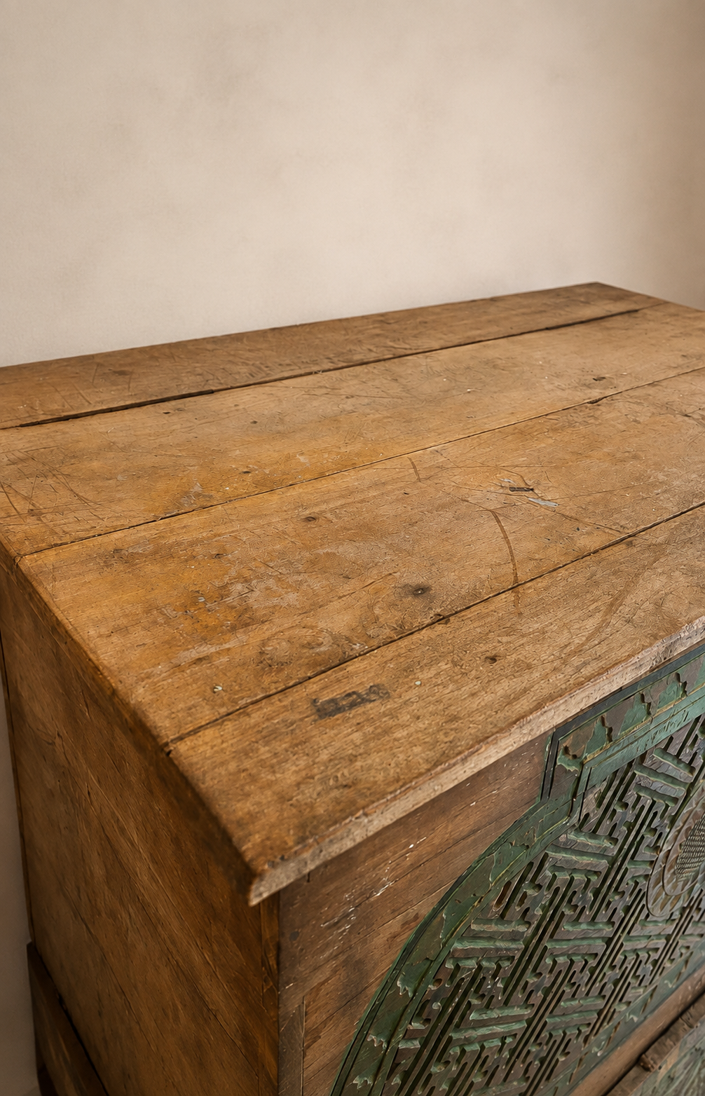 Détail du plateau en bois ancien d’un grand coffre sculpté