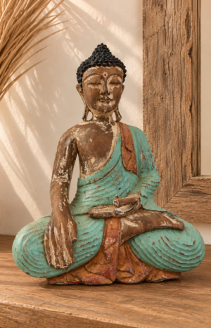 Bouddha assis en bois patiné turquoise dans une ambiance bohème zen