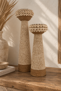 Bougeoirs en bois recouverts de perles beiges, corde et coquillages dans une ambiance bohème naturelle