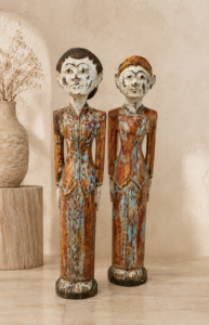 Couple de mariés balinais en bois patiné présenté dans une ambiance bohème naturelle