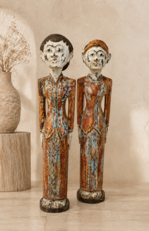 Couple de mariés balinais en bois patiné présenté dans une ambiance bohème naturelle
